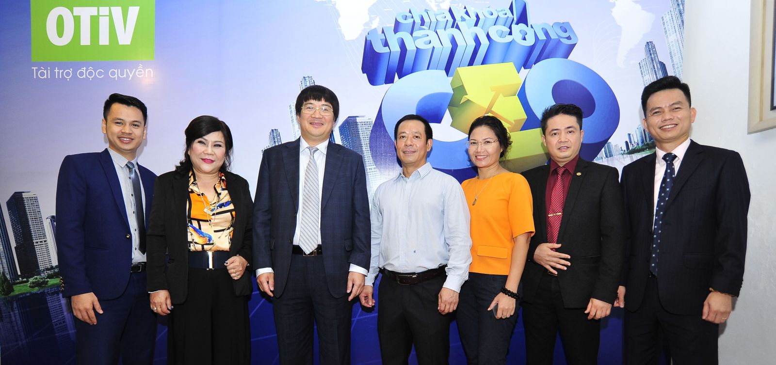 Bà Trần Thanh Hà chụp ảnh lưu niệm cùng các Chuyên gia và Doanh nhân trong chương trình CEO – Chìa khóa thành công của VTV1